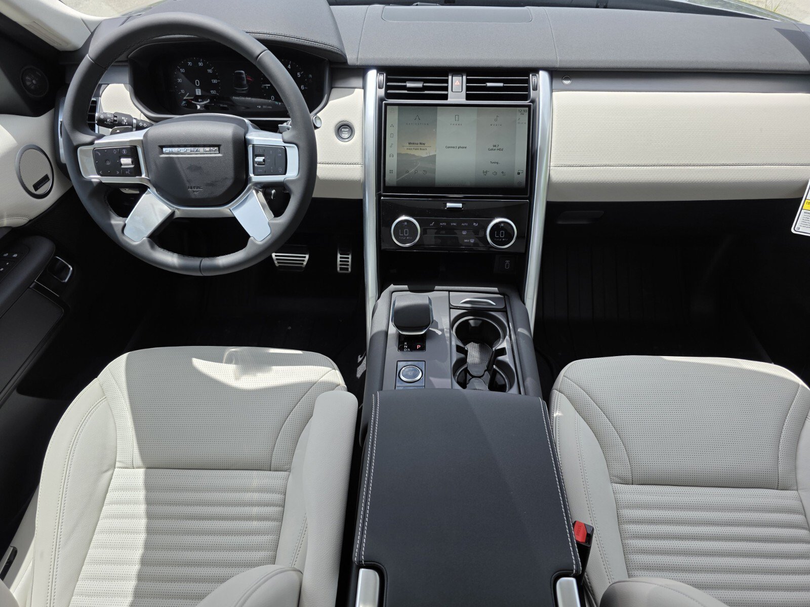 Used 2026 Land Rover Discovery Dynamic SE AWD/4WD image 4