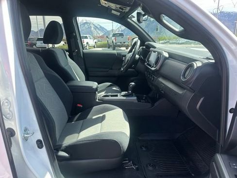 Used 2023 Toyota Tacoma TRD Off-Road w/ Technology Package AWD/4WD image 17