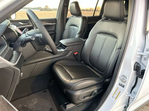 New 2025 Jeep Grand Cherokee L Limited w/ Black Appearance Package AWD/4WD image 11