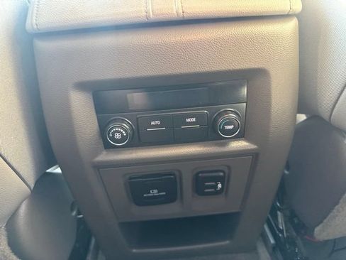 Used 2018 Chevrolet Traverse LT FWD image 15