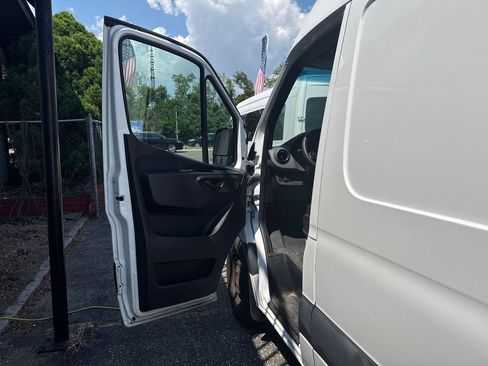 Used 2021 Mercedes-Benz Sprinter 2500 image 10