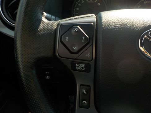 Used 2017 Toyota Tacoma TRD Sport w/ Tow Package (A/T) image 15