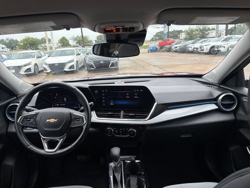 Used 2025 Chevrolet Trax LT w/ LT Convenience Package FWD image 32