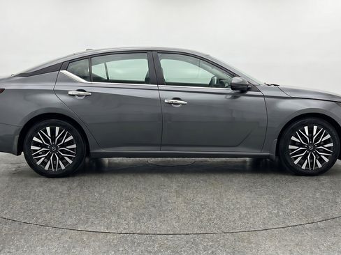 Used 2025 Nissan Altima 2.5 SV FWD image 11