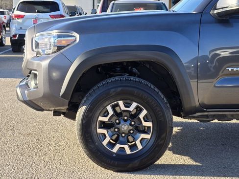 Used 2022 Toyota Tacoma TRD Off-Road image 4