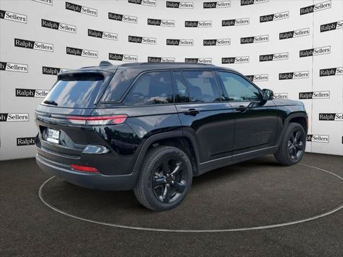 Certified 2025 Jeep Grand Cherokee Limited w/ Luxury Tech Group II RWD image 6