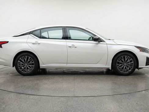 Used 2025 Nissan Altima 2.5 SV image 11