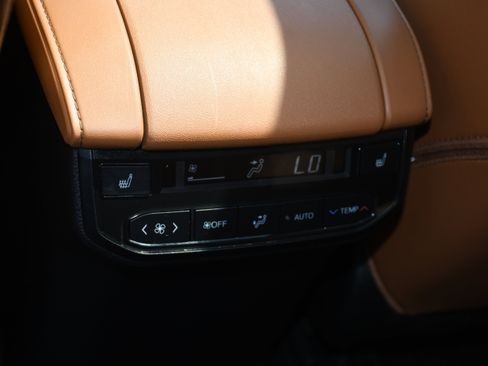 Used 2024 Toyota Highlander Platinum FWD image 18