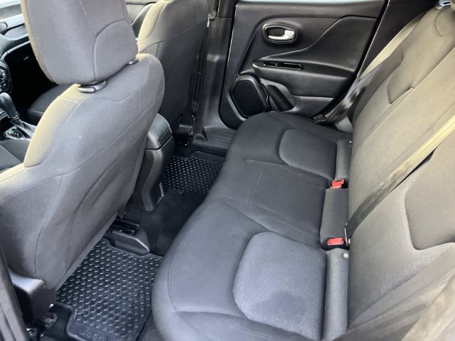 Used 2023 Jeep Renegade Latitude AWD/4WD image 17