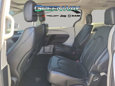 Used 2019 Chrysler Pacifica Limited image 16