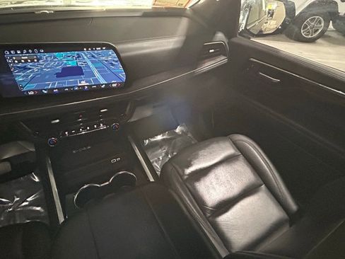 Used 2025 Chevrolet Suburban LT image 11