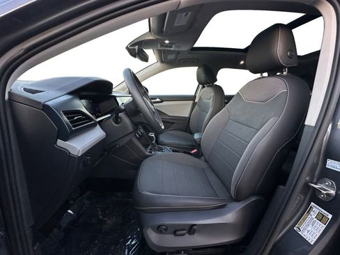 Used 2024 Volkswagen Taos SE w/ Panoramic Sunroof Package image 9