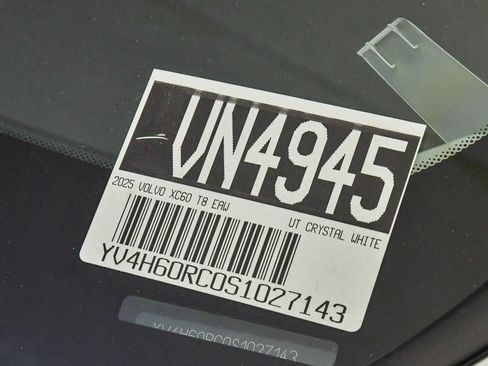 Certified 2025 Volvo XC60 T8 Plus w/ Protection Package Premier image 29