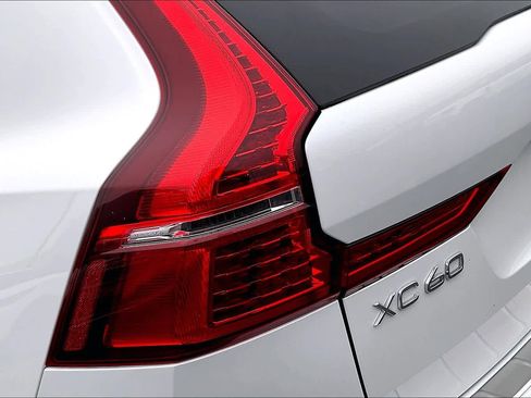 Used 2023 Volvo XC60 T8 Plus image 32