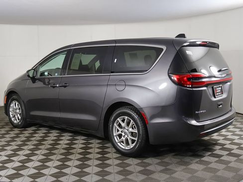 Used 2023 Chrysler Pacifica Touring-L FWD image 9