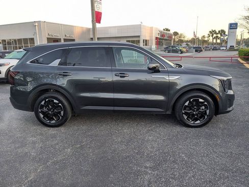 Used 2024 Kia Sorento S image 3