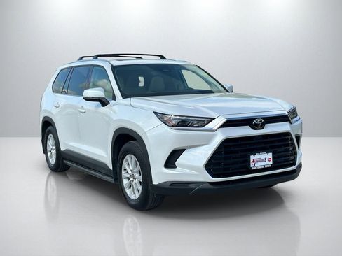 Used 2024 Toyota Grand Highlander XLE image 3