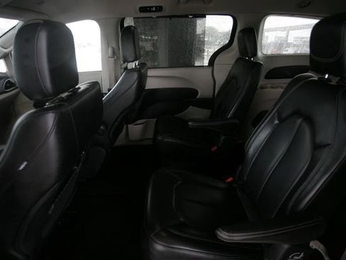 Used 2023 Chrysler Pacifica Touring-L image 30