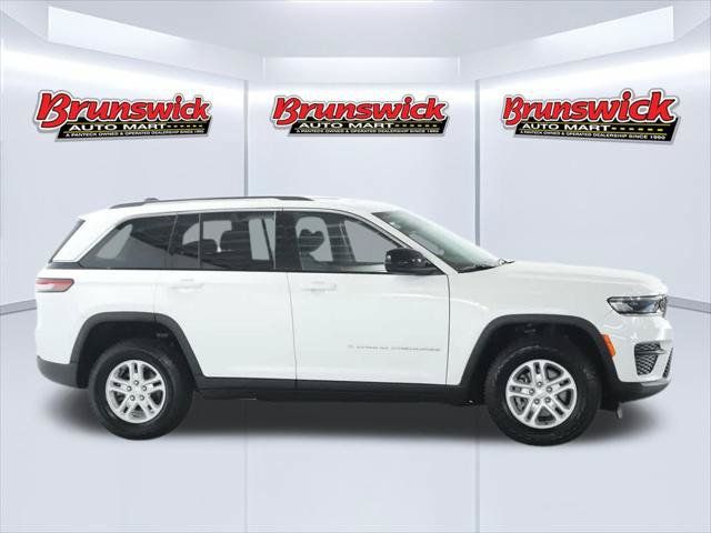 Used 2023 Jeep Grand Cherokee Laredo AWD/4WD image 11