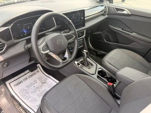 Certified 2025 Volkswagen Taos SE FWD image 9