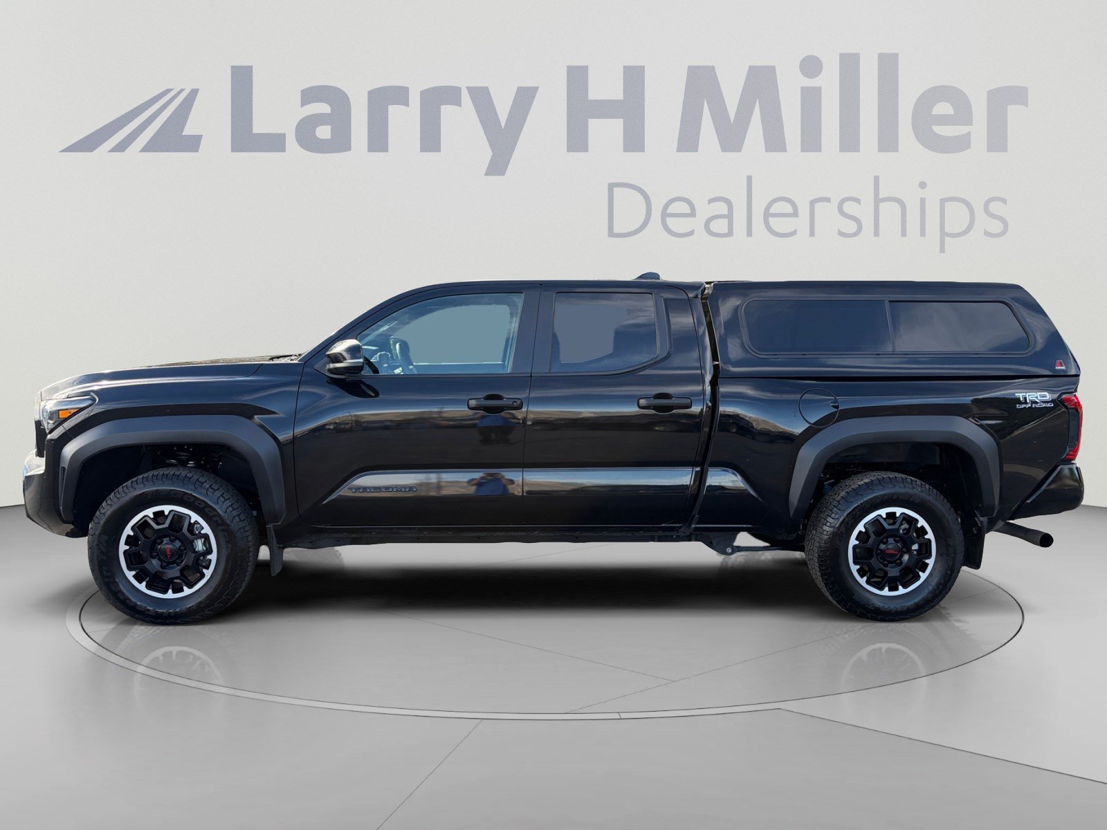 Used 2024 Toyota Tacoma SR5 AWD/4WD image 2
