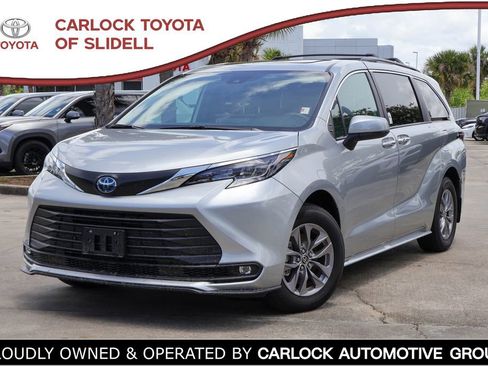 Used 2025 Toyota Sienna XLE FWD image 1