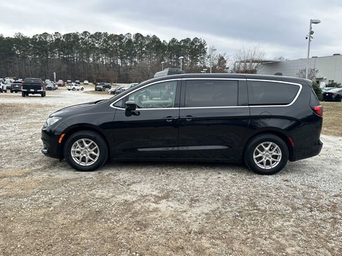 Used 2024 Chrysler Voyager LX image 8
