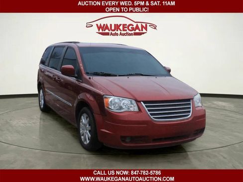 Used 2013 Chrysler Town & Country Touring w/ Trailer Tow Group FWD image 2