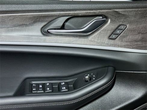 New 2025 Jeep Grand Cherokee Limited w/ Luxury Tech Group II image 12