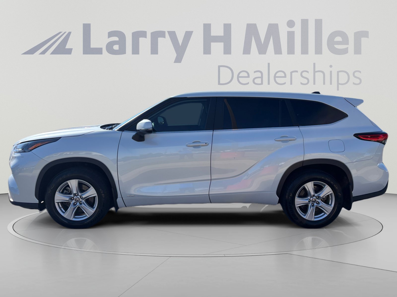 Used 2023 Toyota Highlander LE AWD/4WD image 2
