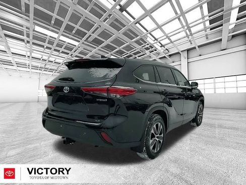 Used 2021 Toyota Highlander XLE image 3