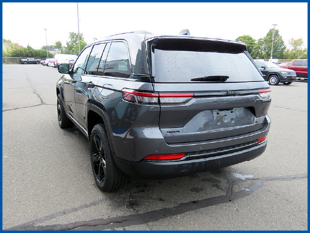 Used 2025 Jeep Grand Cherokee Altitude AWD/4WD image 4