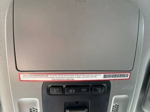 Used 2020 Toyota Camry XLE FWD image 18