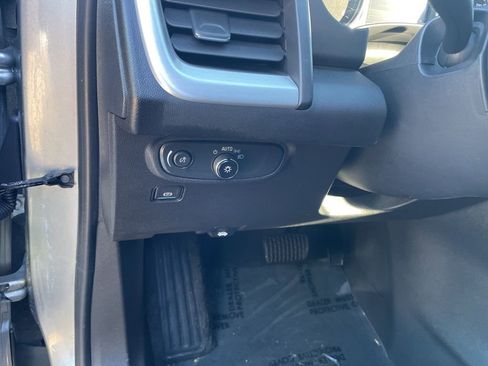 Used 2024 GMC Terrain SLE w/ Elevation Edition image 9