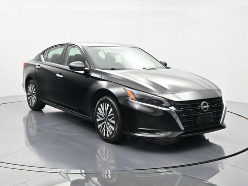 Used 2024 Nissan Altima 2.5 SV FWD image 3