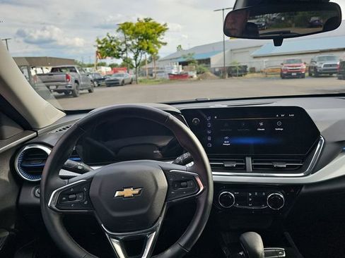 Used 2025 Chevrolet Trax LT w/ LT Convenience Package FWD image 11