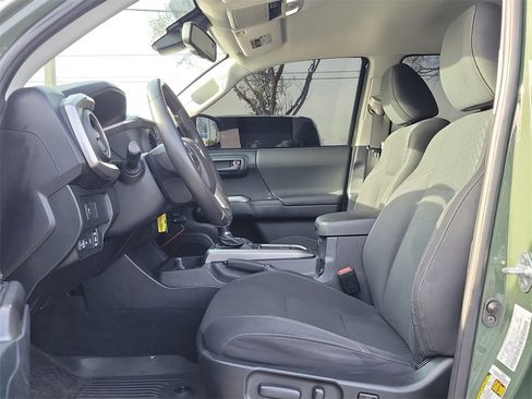 Used 2021 Toyota Tacoma SR5 w/ Trail Edition image 22