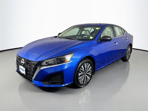 Used 2025 Nissan Altima 2.5 SV image 2