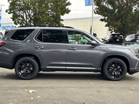 New 2025 Honda Pilot Touring image 3