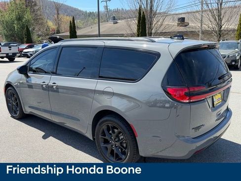 Used 2023 Chrysler Pacifica Limited w/ Uconnect Theater Family Group image 7