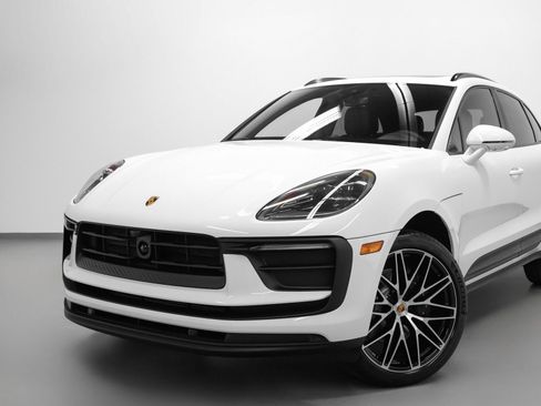 Certified 2026 Porsche Macan image 7