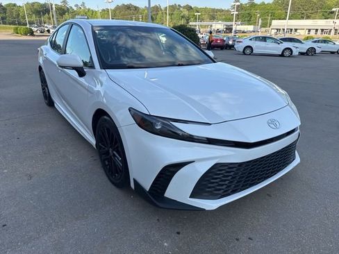 Used 2025 Toyota Camry SE image 5