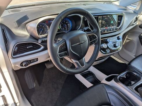 Used 2024 Chrysler Pacifica Touring-L FWD image 11