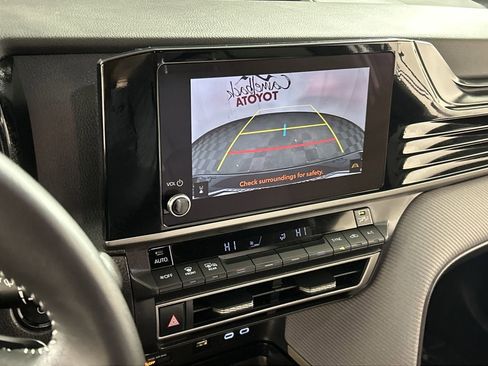 Used 2025 Toyota Camry SE w/ Convenience Package image 18