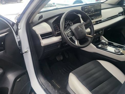 Used 2025 Mitsubishi Outlander SE AWD/4WD image 3