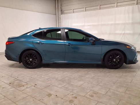 Used 2025 Toyota Camry SE w/ Convenience Package FWD image 10