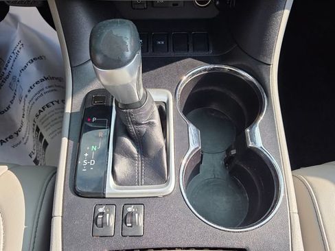 Used 2019 Toyota Highlander XLE FWD image 18