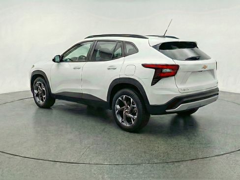 Used 2025 Chevrolet Trax LT w/ LT Convenience Package FWD image 6