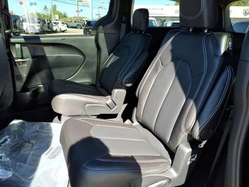 New 2026 Chrysler Pacifica Select w/ S Appearance Package image 10