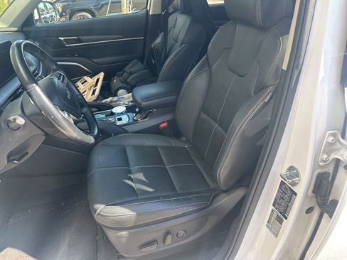 Used 2024 Kia Telluride EX w/ EX Captain's Chair Package image 9